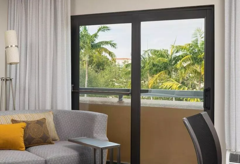 سوییت با چشم‌انداز استخر, Sonesta Select Miami Lakes