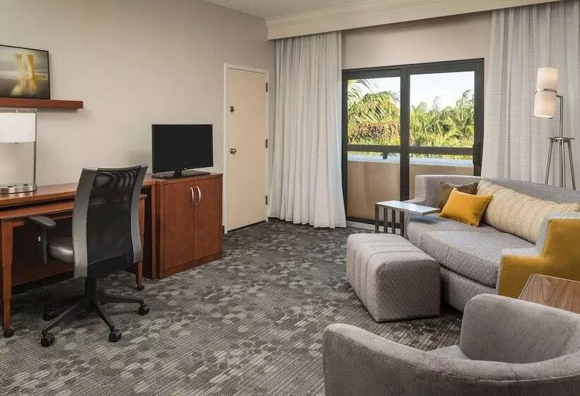 سوییت با چشم‌انداز استخر, Sonesta Select Miami Lakes