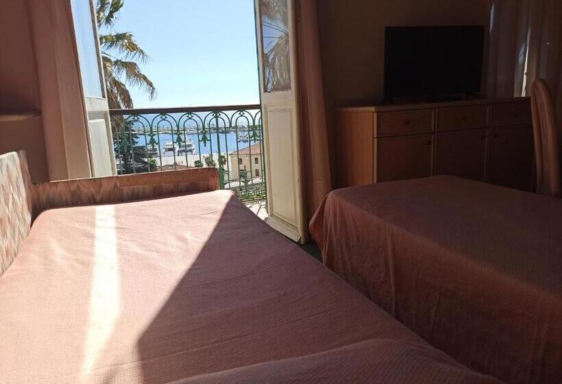 Triple Room Sea View, Miramare