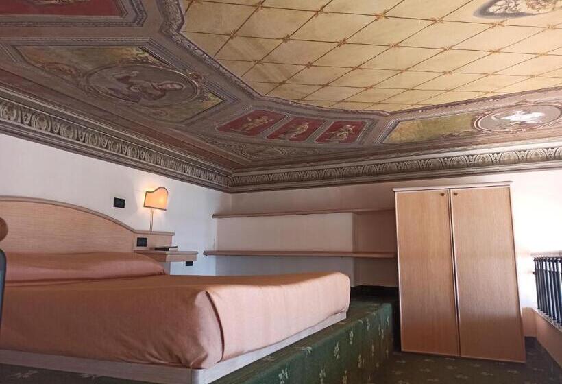 带海景标准四人间, Miramare