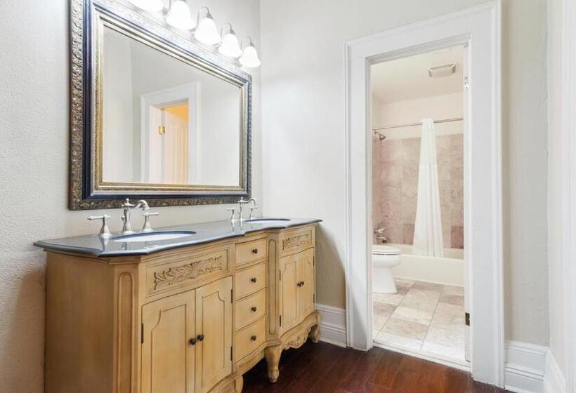 Полулюкс, Andrew Jackson Hotel French Quarter