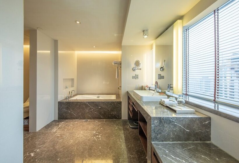 Номер Премиум Вид на Город, Crowne Plaza Guangzhou City Centre, An Ihg Hotel   Free Shuttle Between Hotel And Exhibition Center