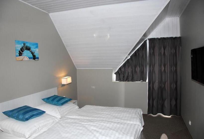 Номер Стандарт Вид на Бассейн, Diana