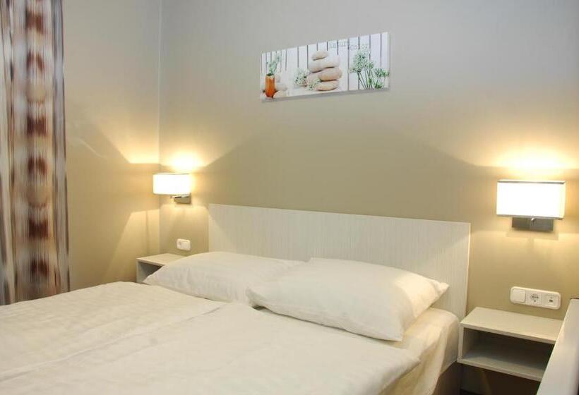 Номер Стандарт Вид на Бассейн, Diana