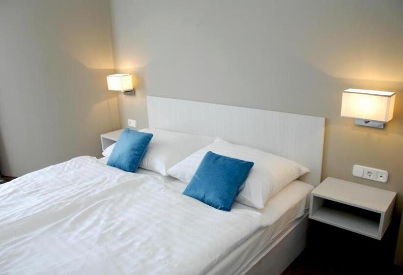 Номер Стандарт Вид на Бассейн, Diana