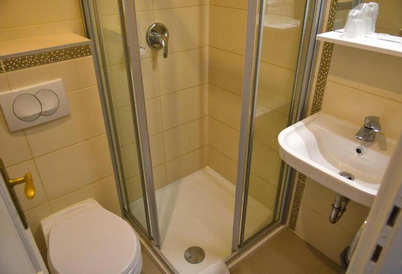 Номер Стандарт Вид на Бассейн, Diana