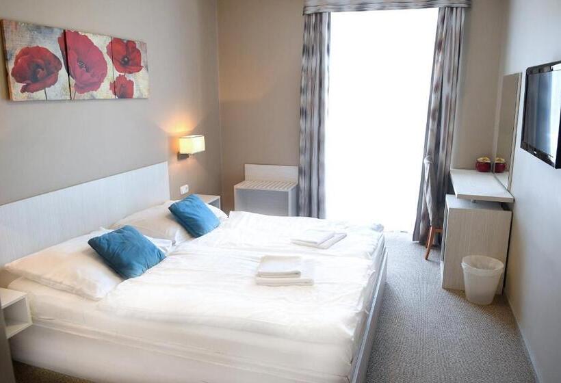 Номер Стандарт Вид на Бассейн, Diana