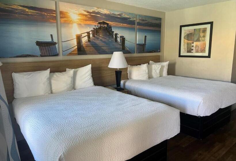 Номер Deluxe, Days Inn By Wyndham St. Petersburg Central