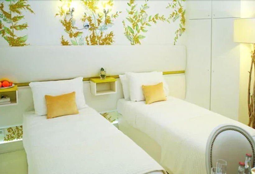 اتاق لوکس, Eiffel Trocadero