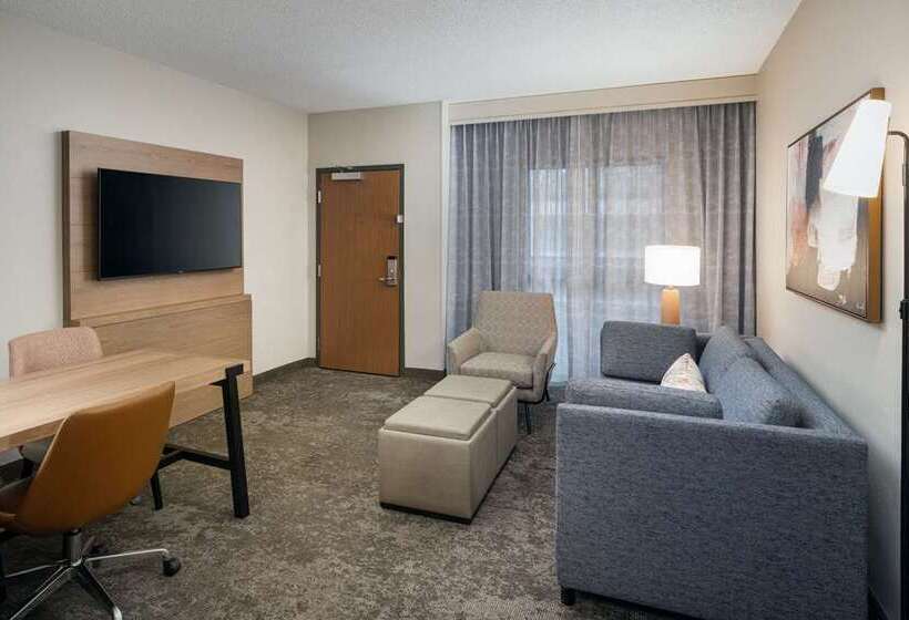 מיטת קינג בסוויטה, Embassy Suites By Hilton Omaha Downtown Old Market