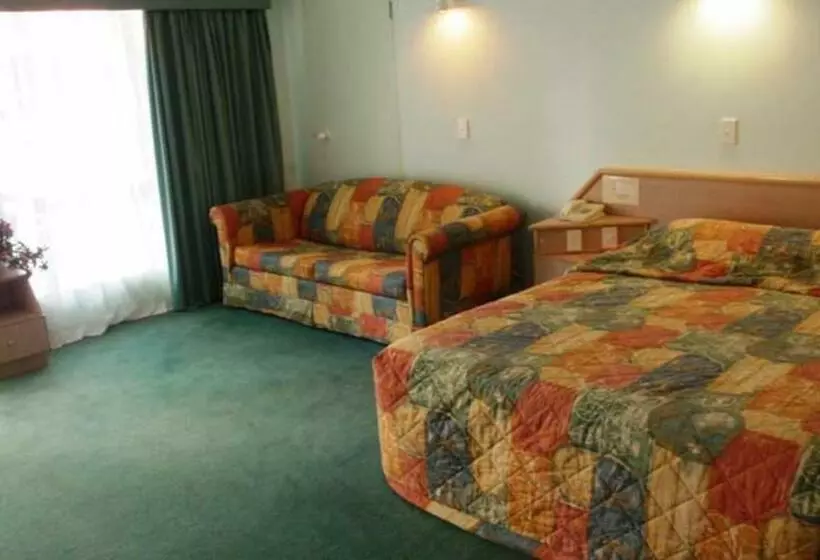 スタンダードスタジオ, Runaway Bay Motor Inn