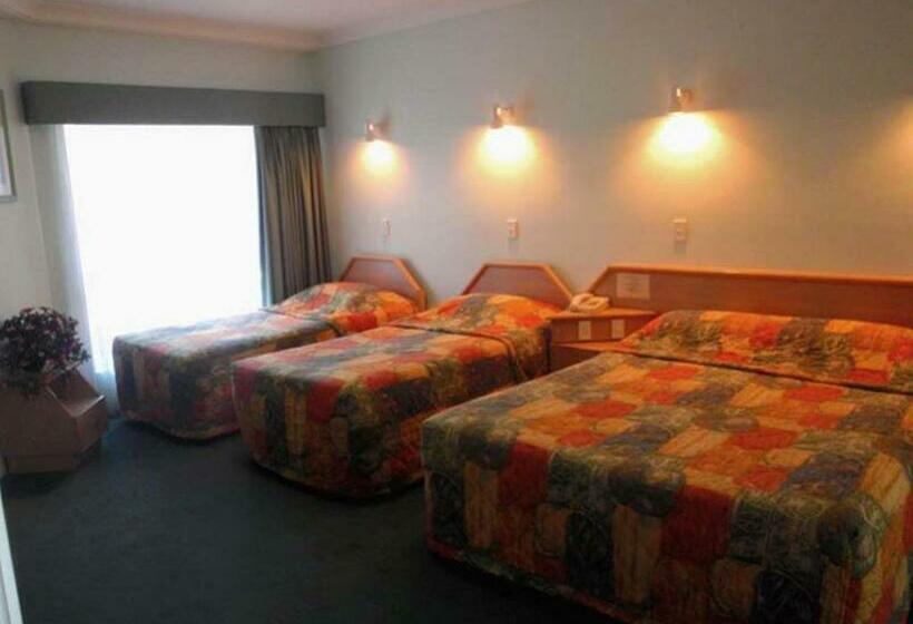 스탠다드 스튜디오, Runaway Bay Motor Inn