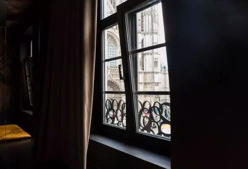 Chambre Familiale, O Kathedral