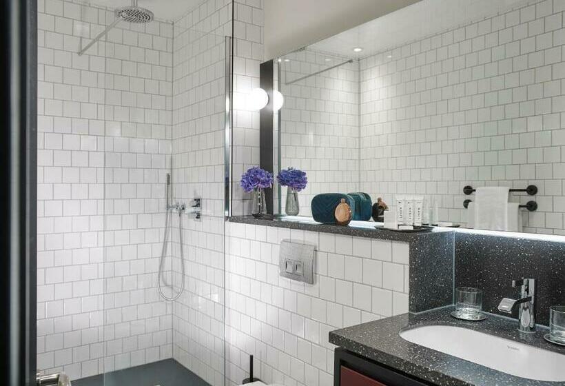 주니어 스위트, The Mont