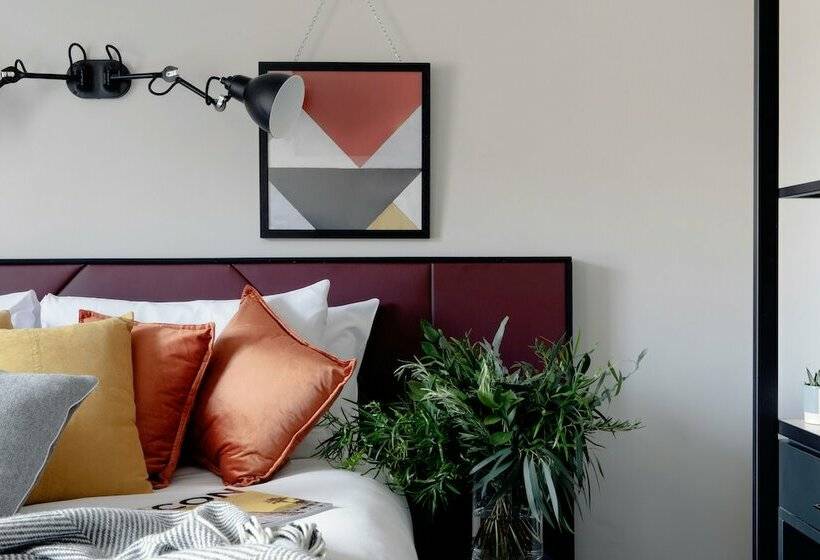 주니어 스위트, The Mont