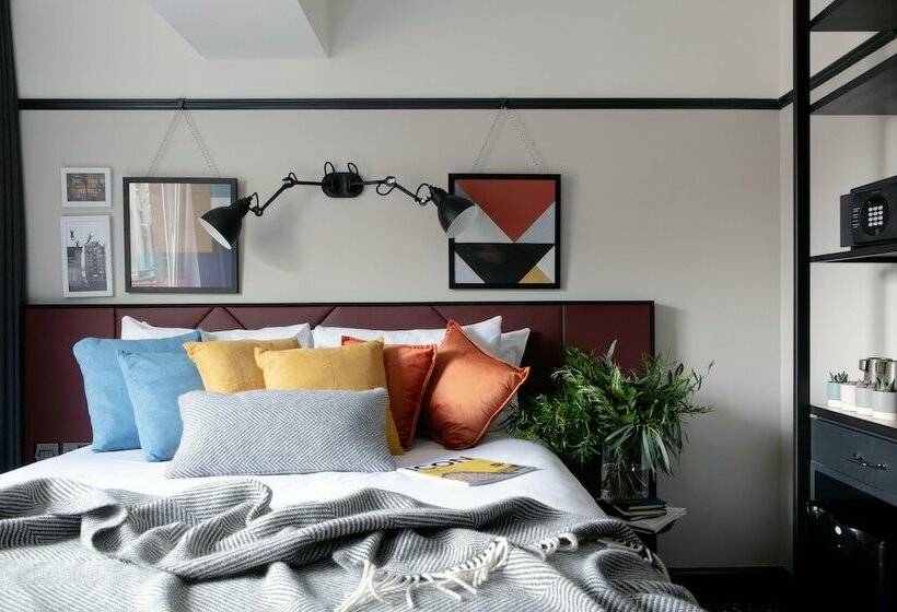 주니어 스위트, The Mont