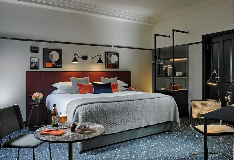 주니어 스위트, The Mont