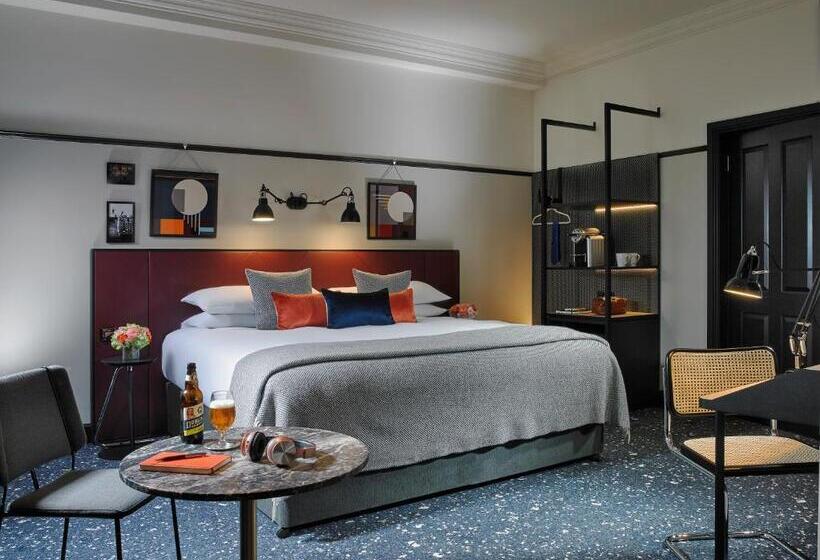 주니어 스위트, The Mont