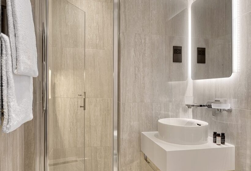 デラックスルーム, The Queens Gate