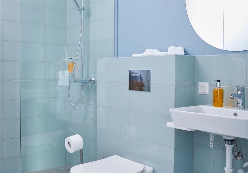 ファミリールーム, The Queens Gate