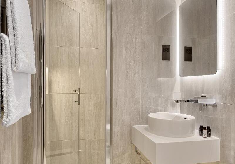 クラブルーム, The Queens Gate