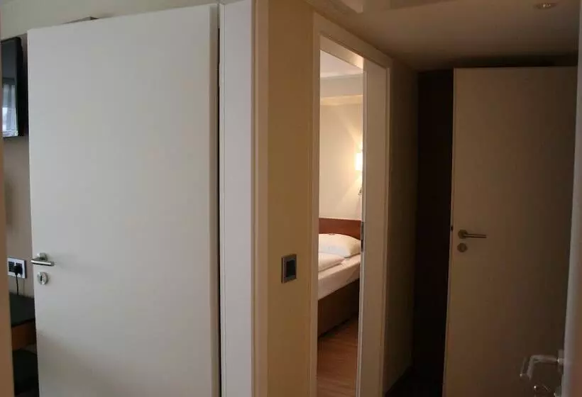 Standard Quadruple Room, Dürer