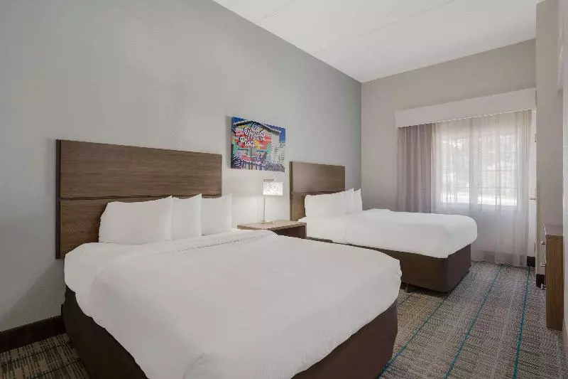 اتاق استاندارد چهار تخته, Mirage