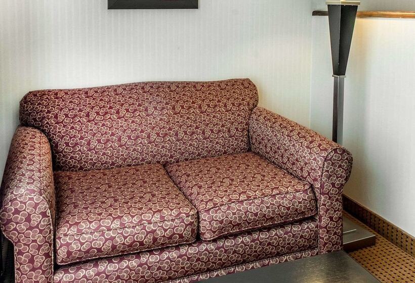 جناح, Quality Inn & Suites Farmington