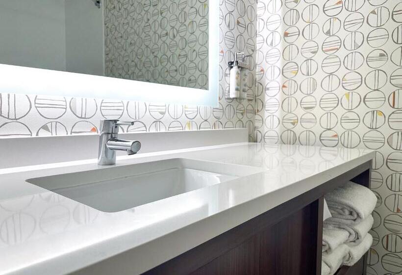 Люкс Кровать Кинг, Holiday Inn Weirtonsteubenville Area