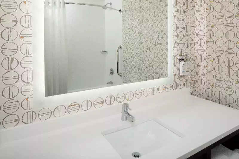 キングサイズベッドのスタンダードルーム, Holiday Inn Weirtonsteubenville Area