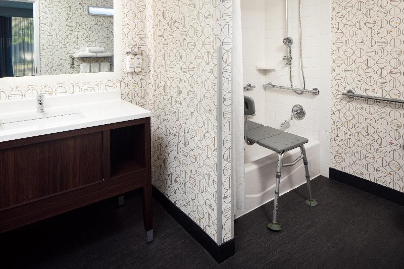 جناح لذوى الاحتياجات الخاصة, Holiday Inn Weirtonsteubenville Area