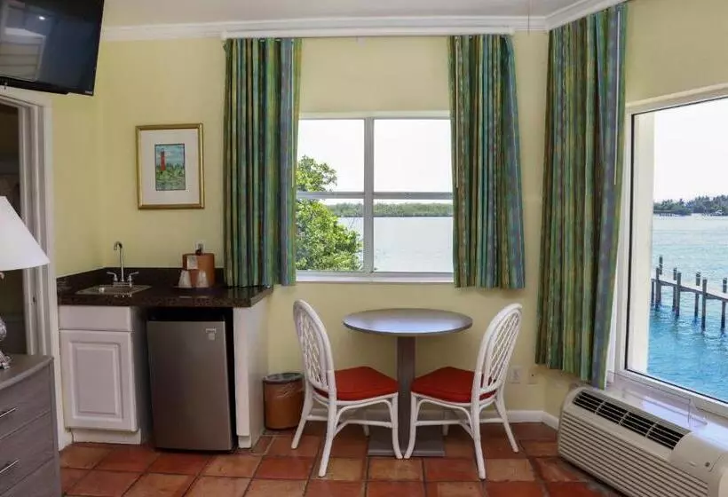 スタンダードスタジオ, Jupiter Waterfront Inn