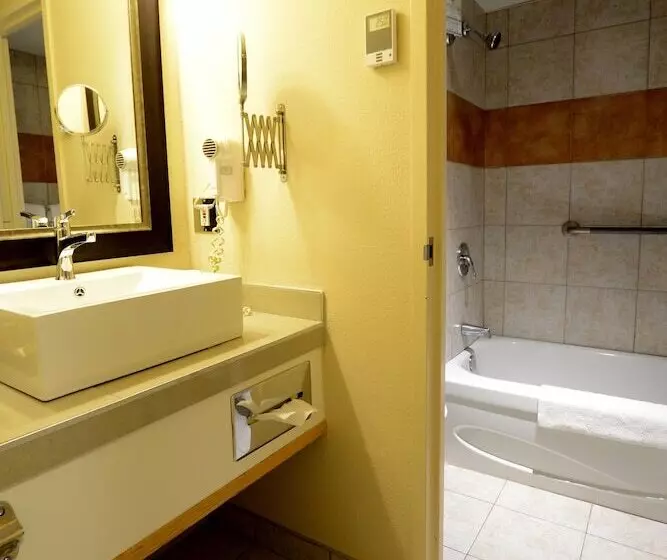 ２ダブルベッドのスタンダードルーム, La Saguenéenne   Hôtel Et Centre De Congrès