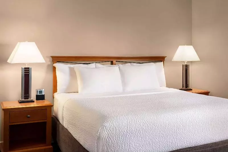 キングサイズベッドのデラックスルーム, Royal Hotel West Edmonton, Trademark Collection By Wyndham