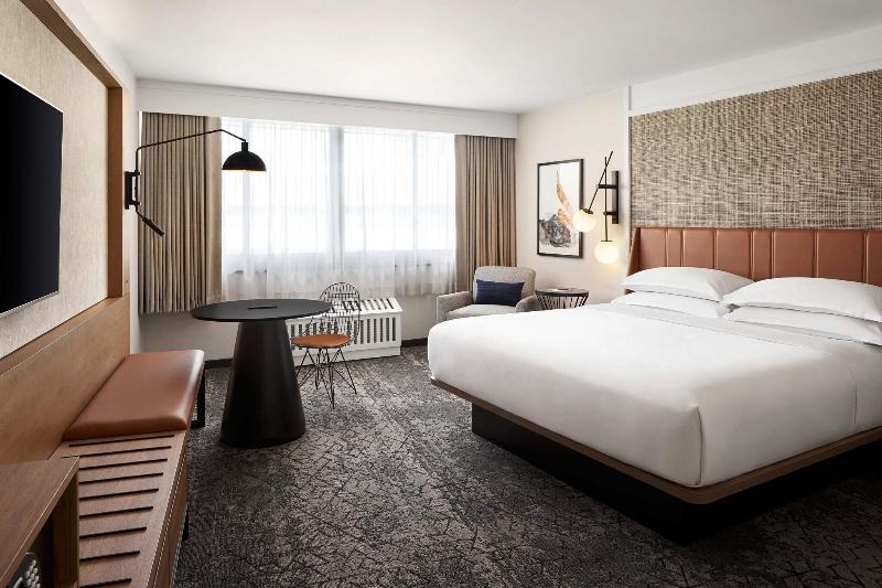 스위트 킹사이즈 침대, Sheraton Reston