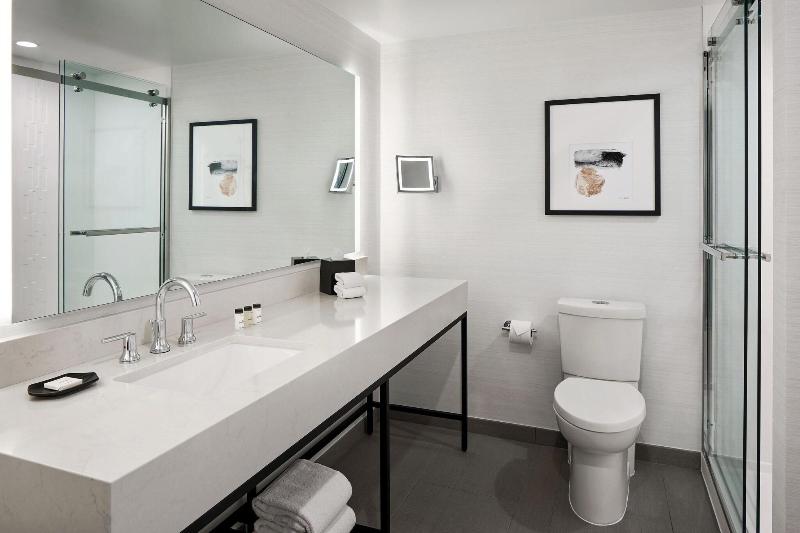 스위트 킹사이즈 침대, Sheraton Reston