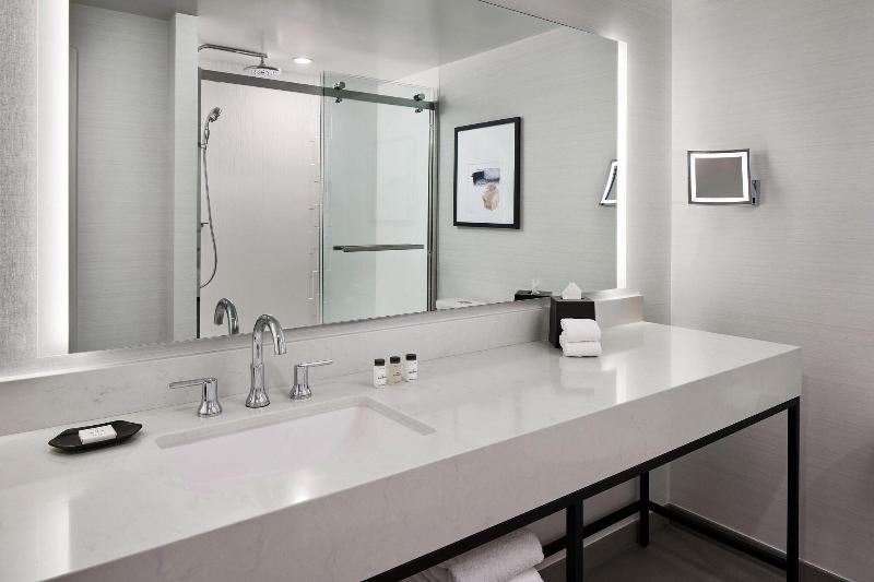 스위트 킹사이즈 침대, Sheraton Reston