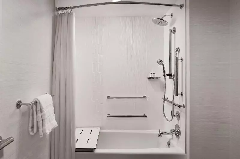 キングサイズベッドのジュニアスイート, Sheraton Reston
