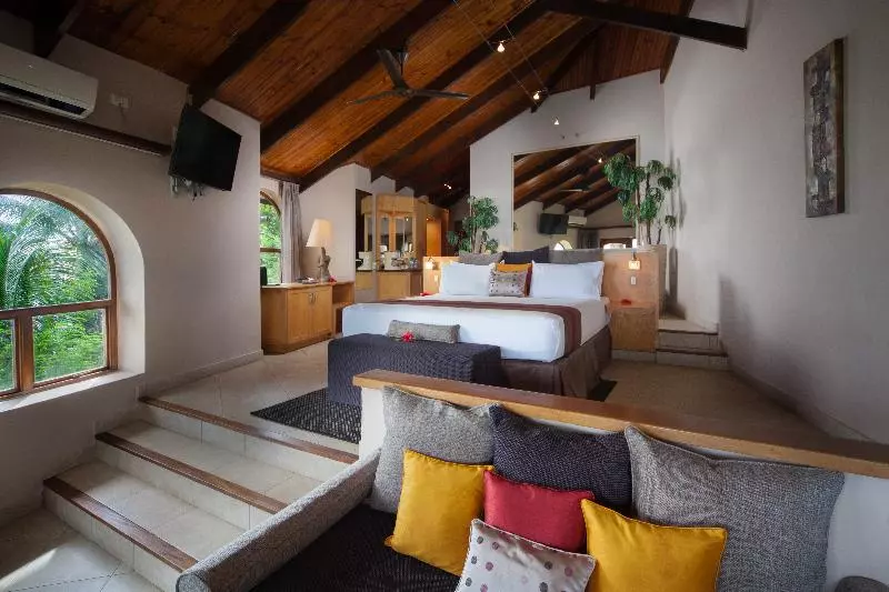 سوییت جونیور, Coco De Mer Hotel And Black Parrot Suites