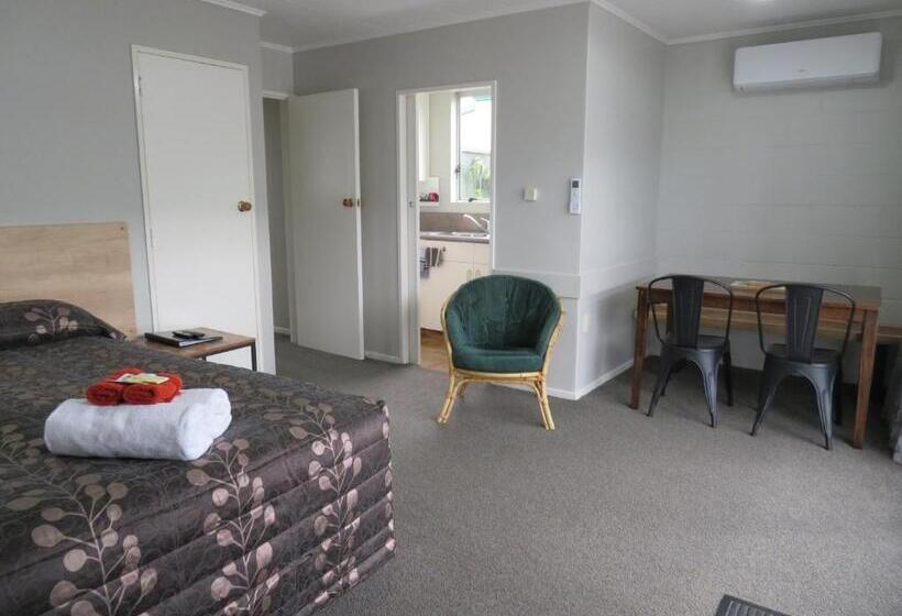 شقة غرفة واحدة, Commodore Court Motel