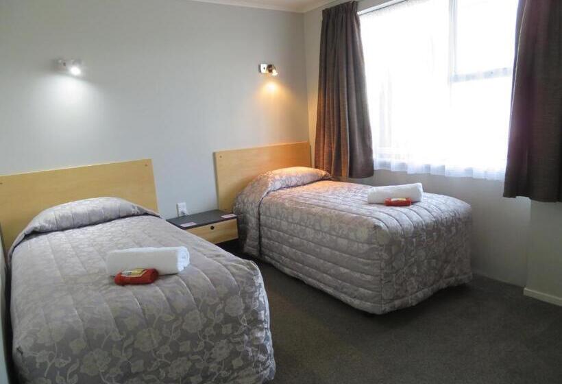 شقة غرفتين, Commodore Court Motel