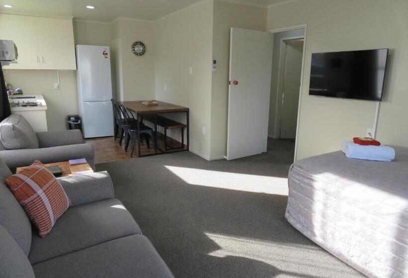 شقة غرفتين, Commodore Court Motel