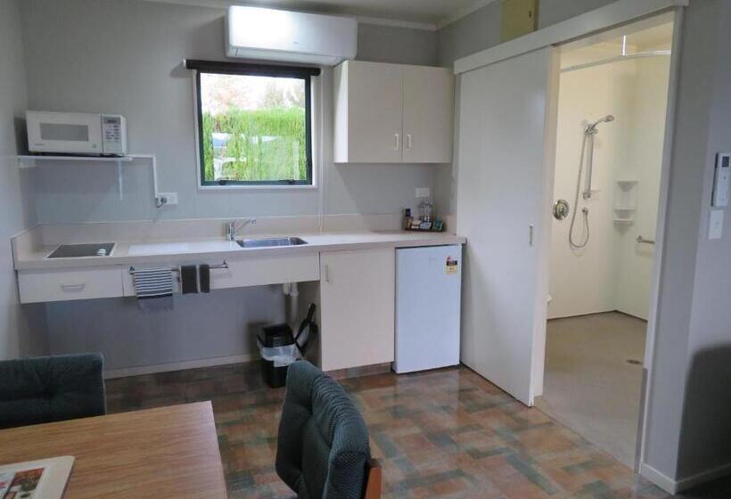 غرفة قياسية, Commodore Court Motel