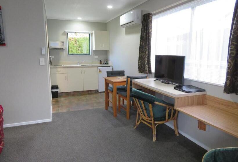 스탠다드 스튜디오, Commodore Court Motel