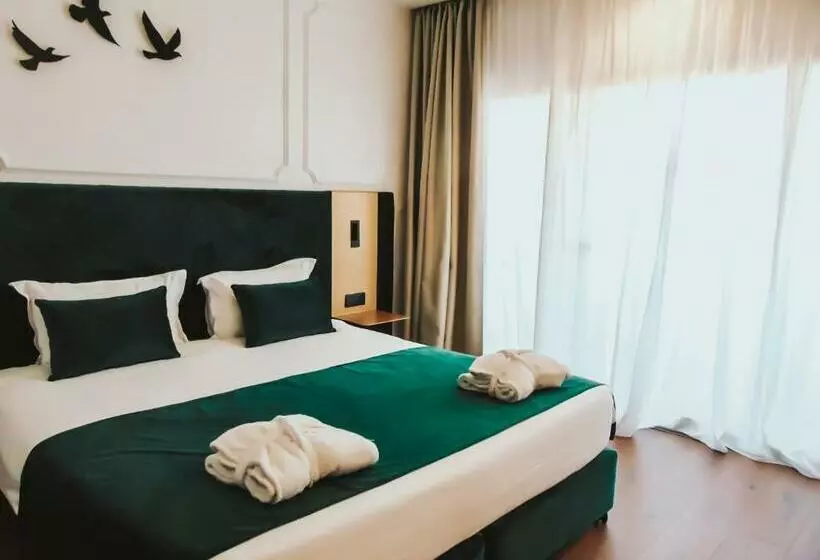 Executive Suite, Ajax