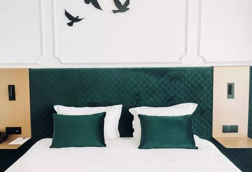 Executive Suite, Ajax