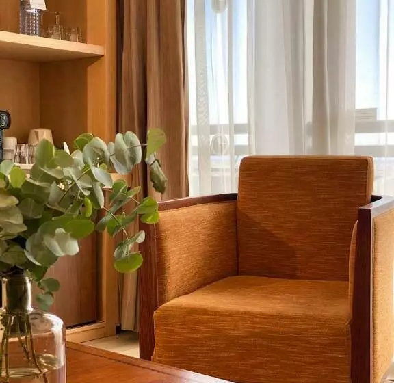 Executive Suite, Ajax