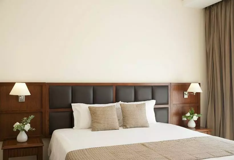 Executive Suite, Ajax