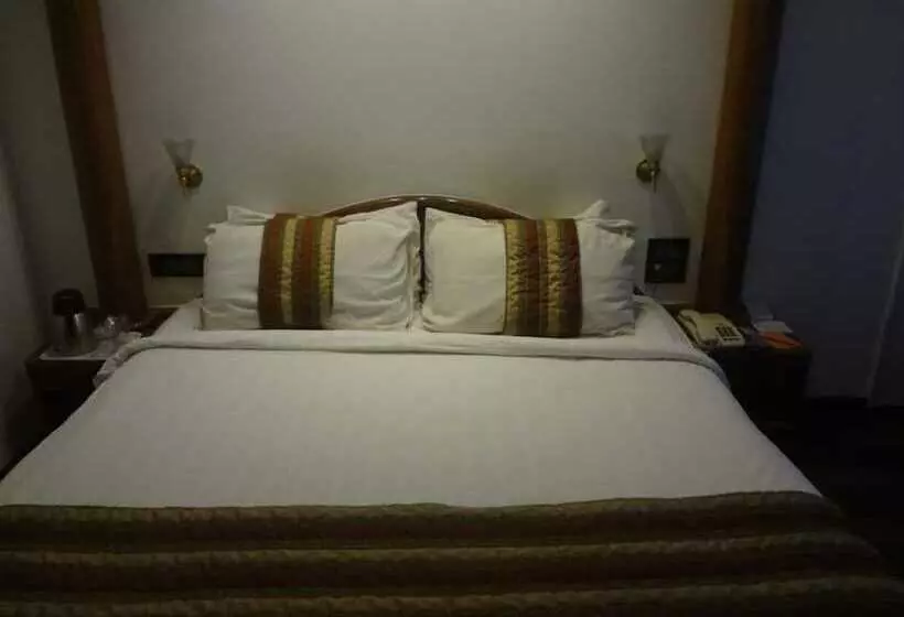 اتاق اجرایی, Midtown Pritam