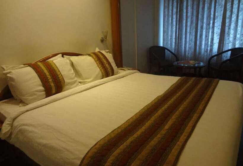 اتاق اجرایی, Midtown Pritam